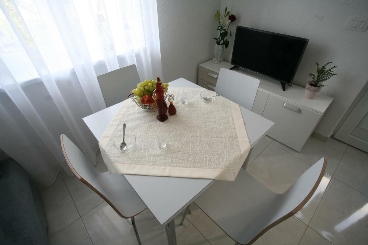 Apartman Fantasy Apartment โตรกีร์ ภายนอก รูปภาพ